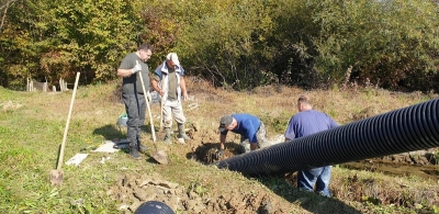 Polaganje cijevi u dovodni potok
