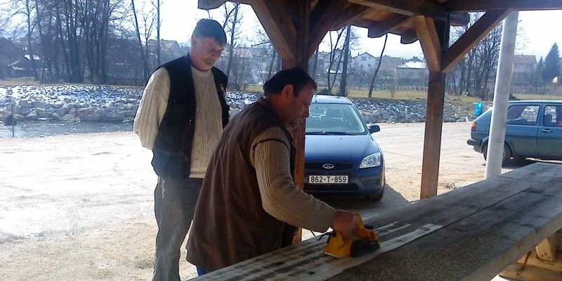 Masivni stol i klupe za hladnjak